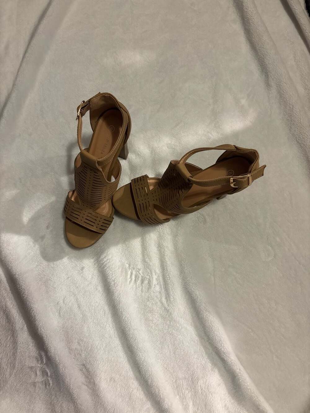 Top Moda Land-77 Tan Laser Cut Platform Block Heel Sandals Size 8